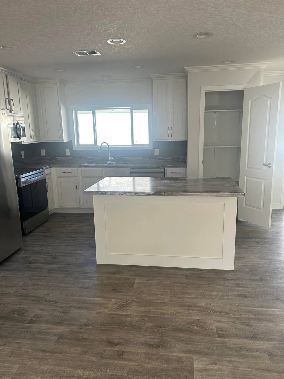 Mobile Home 32x64sqft – 3 Bedroom, 2 Bath