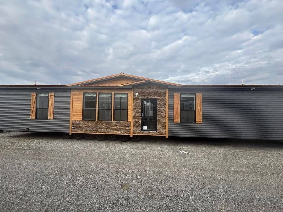 Mobile Home 3 bedrooms 2 baths, 2040sqft