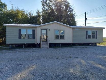 Mobile Home 3 Bedrooms | 2 Bathrooms | 810 Sqft